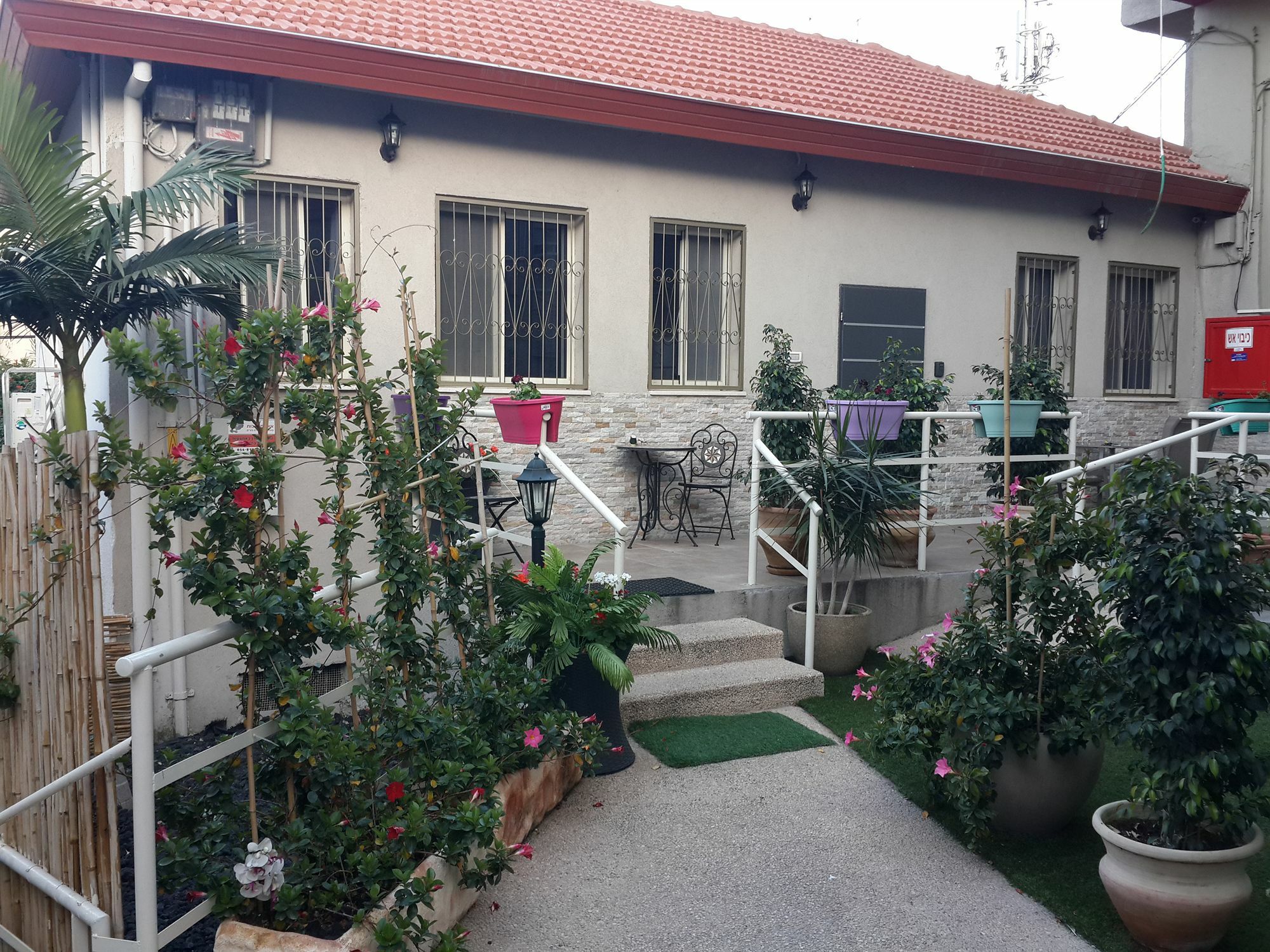 路易花园酒店 海法 外观 照片